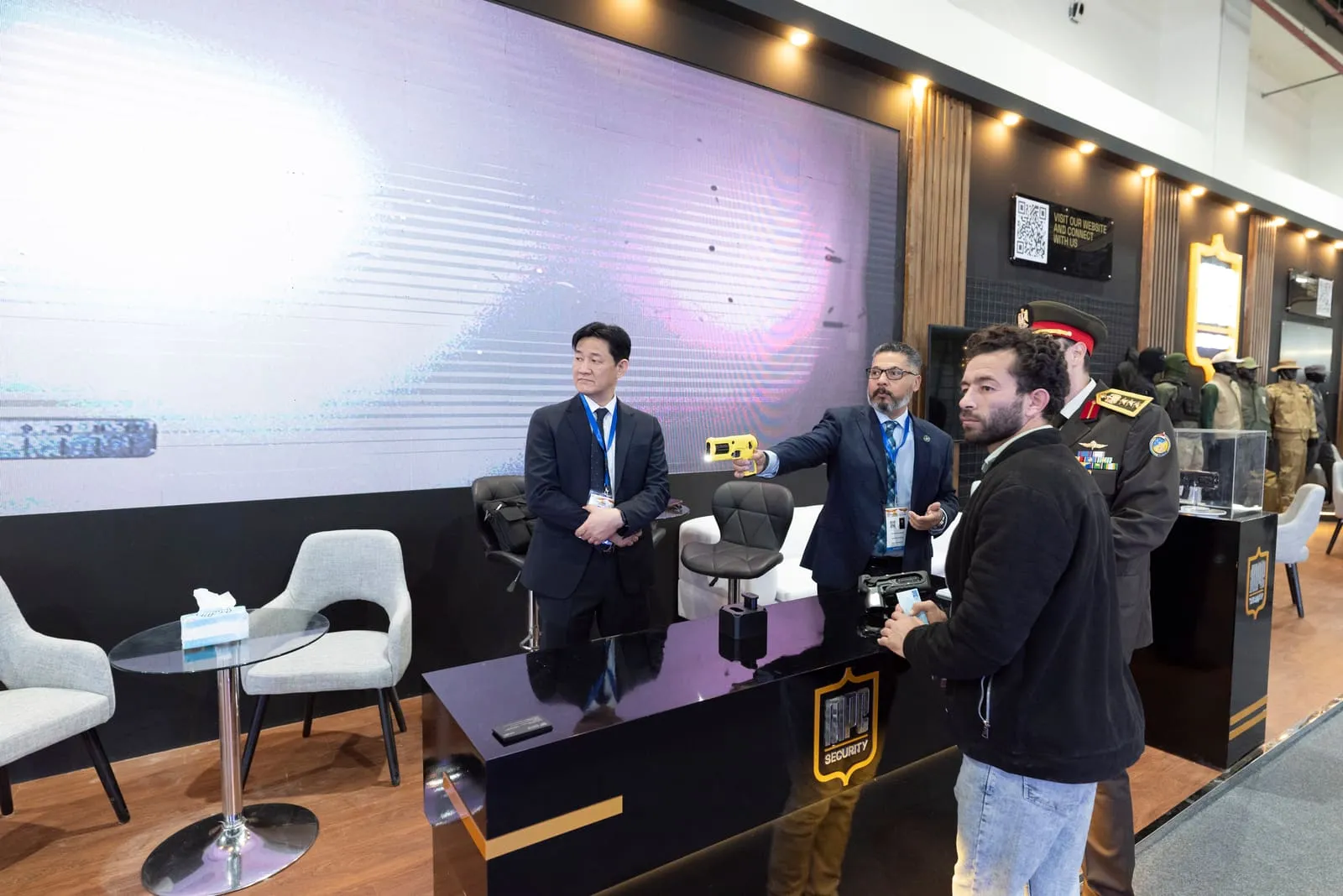 Business meeting between international exhibitors at an exhibition stand